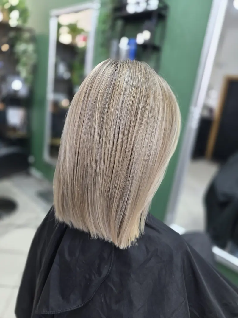 Prosty bob do ramion w beżowym blondzie z jasnymi pasemkami — praca Jowity Litwin, Goleniów