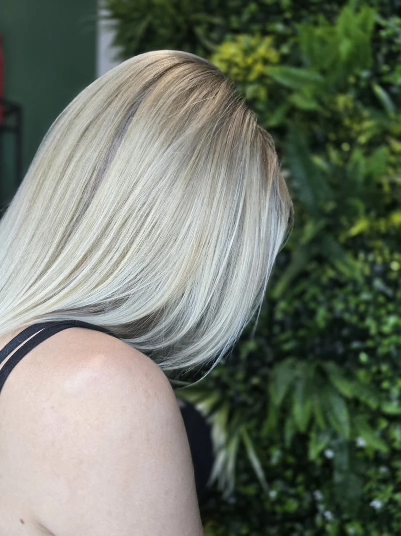 Bardzo jasny platynowy blond do ramion z delikatnie ciemniejszą nasadą, ujęcie z boku — praca Jowity Litwin, Goleniów